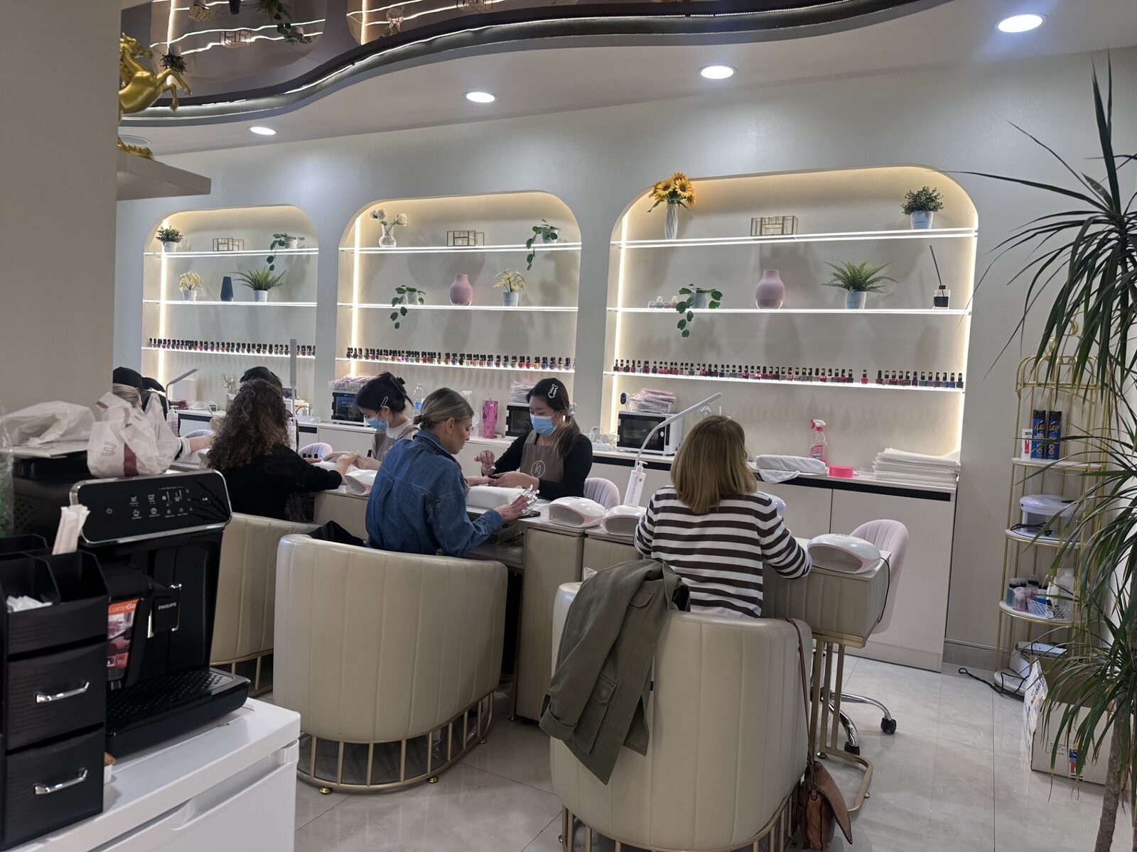 Interno salone IKI NAIL — postazioni manicure