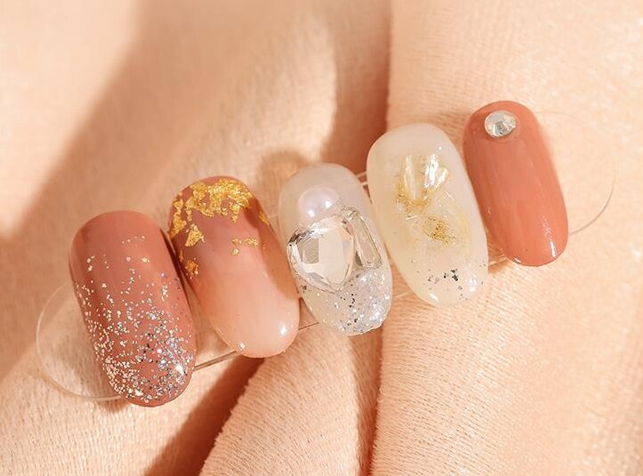 Nail art arancio con gemma cristallo