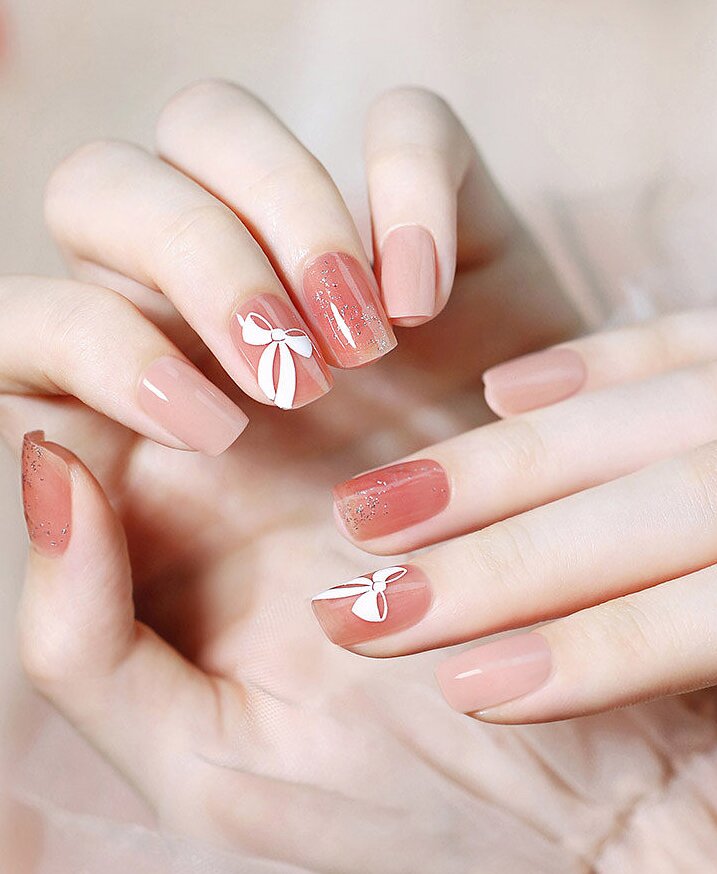 Manicure nude ombré con fiori 3D
