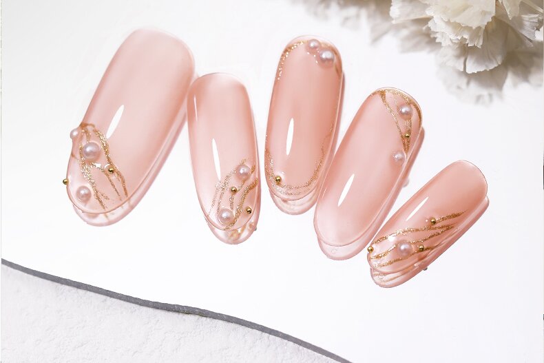 Nail art con perle dorate