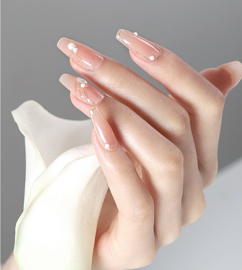 Manicure rosa con fiocco bianco